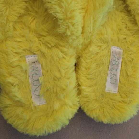 Women's Abound yellow fluffy slippers size M (7-8) - Picture 3 of 9